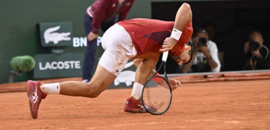 Novak Djokovic zieht sich wegen einer Knieverletzung von den French Open zurück